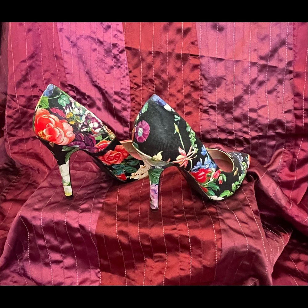 Size 7 floral pumps